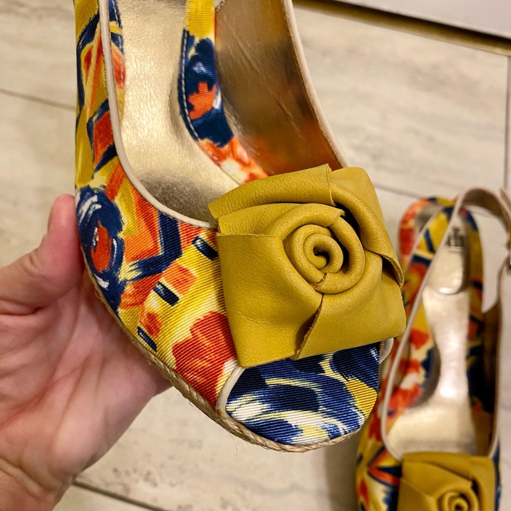 SOFFT COLORFUL PLATFORM WEDGE SANDALS WITH FLOWERS SIZE 7.5 COMFORT HEELS FUN! - Picture 15 of 16